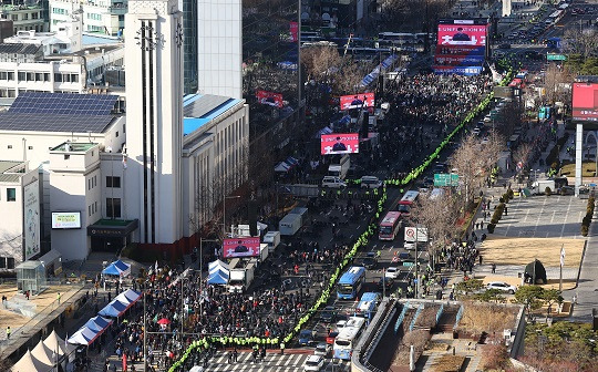 지난 3월 서울 세종대로에서 열린 대규모 집회로 경찰이 교통을 통제하는 모습. 사진=뉴시스