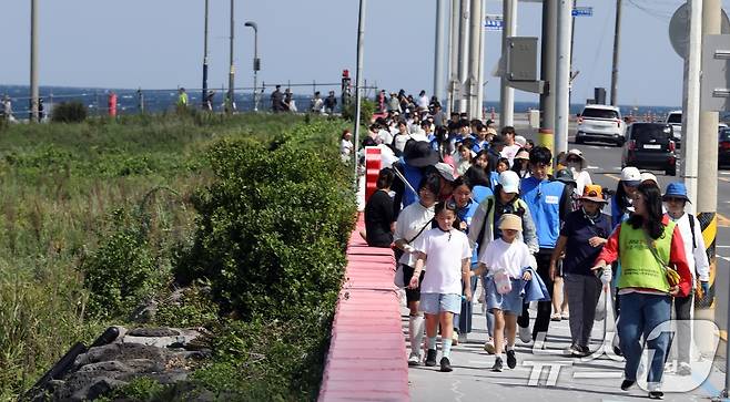 28일 제주시 이호해수욕장 인근에서 열린 '걸으멍(걷고), 도르멍(뛰고), 주시멍(줍고)' 제6회 '제주 플로깅(Jeju-Plogging)' 참가자들이 해안길을 걷고 있다. 이 행사는 제주도지속가능발전협의회와 뉴스1제주본부가 주최·주관했다. 2024.9.28/뉴스1 ⓒ News1 고동명 기자