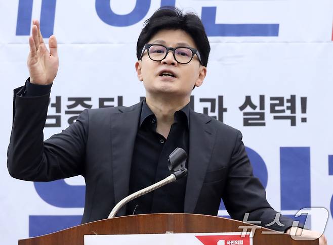 한동훈 국민의힘 대표가 28일 오후 부산 금정구 윤일현 금정구청장 보궐선거 후보 선거사무소에서 열린 개소식에 참석해 발언을 하고 있다. 2024.9.28/뉴스1 ⓒ News1 윤일지 기자