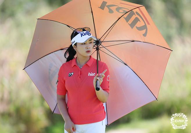 윤이나가 28일 인천 베어즈베스트 청라 골프클럽에서 열린 한국여자프로골프(KLPGA) 투어 하나금융그룹 챔피언십 3라운드에서 5번홀 그린을 파악하고 있다. (KLPGT 제공) 2024.9.28/뉴스1