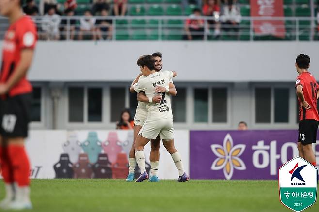 강원FC 원정에서 동점골을 합작한 세징야와 황재원.(한국프로축구연맹 제공)