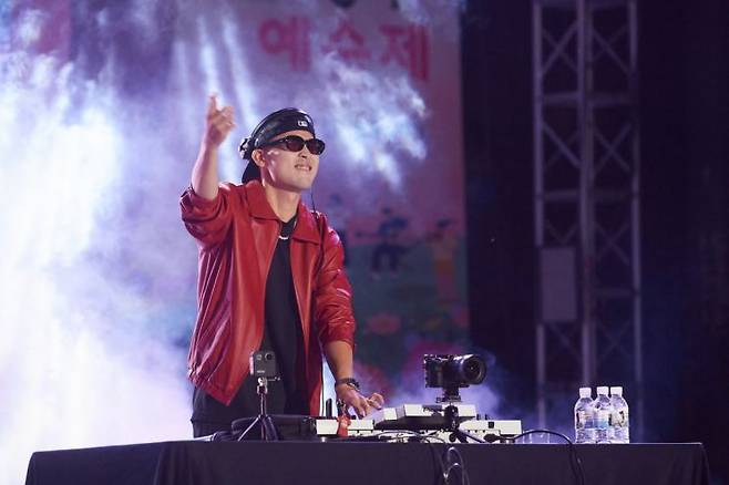 지난 27일 나리농원 메인무대에서 디제잉 도미노보이즈가 공연을 펼치고 있다. ＜사진=양주시＞