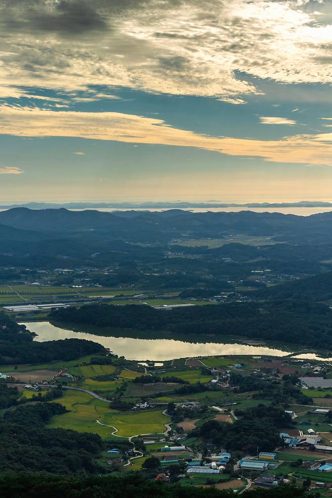 풍요로 물들어가는 들녘, 서해와 마주할 수 있는 백월산 정상. 고개를 돌리면 뒤편으로 홍성 시내 전망이 펼쳐진다. / 이건송 영상미디어 기자
