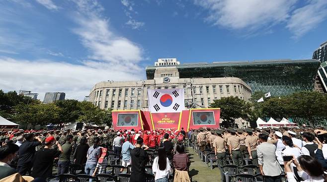 28일 서울광장에서 해병대사령부 주최로 열린 제74주년 서울수복 기념행사에서 대형 태극기가 서울도서관(옛 서울시청)에 게양되고 있다. 사진=연합뉴스