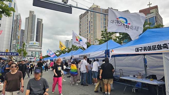 28일 오후 대구시 중구 달구벌대로 반월당네거리 앞 도로에서 제16회 대구퀴어문화축제 ‘꺾이지 않는 퍼레이드’가 열렸다. 김규현 기자