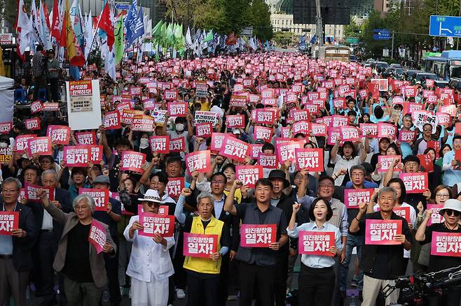 28일 오후 서울 중구 태평로 숭례문 일대에서 열린 퇴진 광장을 열자 ‘9.28 윤석열 정권 퇴진 시국대회’ 참가자들이 구호를 외치고 있다. 김태형 기자 xogud555@hani.co.kr