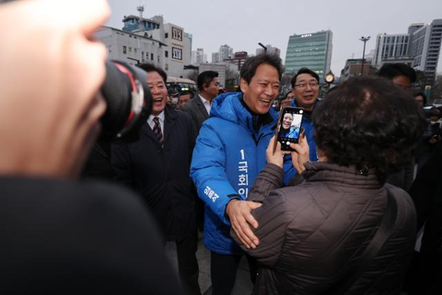 임종석 전 대통령 비서실장이 서울 중·성동갑 공천에서 컷오프된 직후인 지난 2월 28일 서울 성동구 왕십리역 광장에서 선거운동을 하고 있다. 연합뉴스