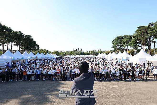 '제18회 그린리본마라톤 페스티벌'이 28일 서울 마포구 평화의공원 평화광장에서 열렸다. 그린리본은 캐나다에서 유괴 후 살해된 크리스틴 프렌치(Kristen French)를 추모하며 가족과 이웃이 매단 것에서 유래해 희생된 실종아동의 영혼을 추모하고 아직까지 돌아오지 못한 실종아동의 무사 귀환을 바라는 희망으로 '이데일리 그린리본마라톤 페스티벌'은 그 희망의 상징을 이어받아, 실종아동들의 무사 귀환 기원 및 예방, 더 나아가 아동학대와 아동범죄 근절에 대한 사회적 공감대 형성을 목적으로 마련되었다. '제18회 그린리본마라톤 페스티벌'은 이데일리와 일간스포츠, 아동권리보장원이 공동 주최하고, 문화체육관광부, 보건복지부, 여성가족부, 서울시, 서울경찰청이 후원하며 안다르가 대회 공식 티셔츠를 협찬했다. 서병수 기자 qudtn@edaily.co.kr /2024.09.28/