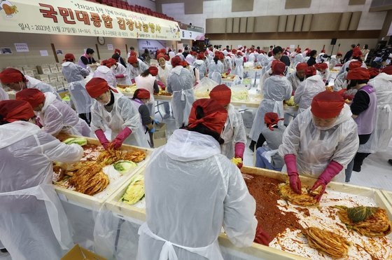 지난해 11월 27일 오후 서울 중구 구민회관에서 열린 '국민 대통합 김장 행사'에서 자원봉사자들이 김치를 담그고 있다. 연합뉴스