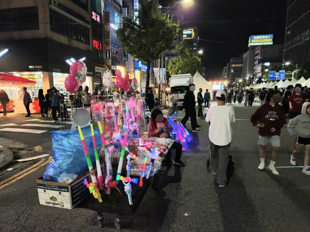 28일 오후 인천 부평구 부평대로에서 열린 부평풍물대축제 행사장 안에 불법 노점상이 영업을 하고 있다. 황남건기자