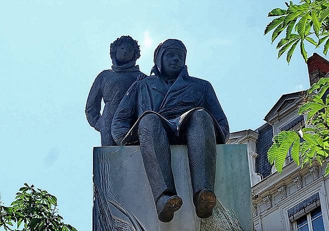 프랑스 리옹에 자리한 어린왕자 동상 앞에 생텍쥐페리 동상이 함께 자리하고 있다. [사진출처=lienyuan lee]