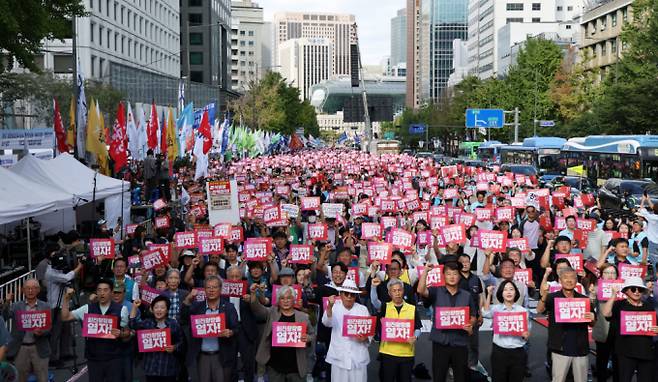 서울 일부 지역에서 대규모 집회로 인한 교통 체증이 우려된다. 사진은 28일 서울 중구 숭례문 앞에서 열린 윤석열 정권 퇴진 시국대회. /사진=뉴시스