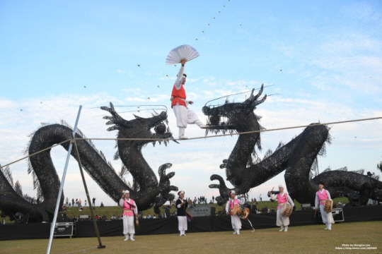 김제 지평선 축제 한 프로그램 다운로드 (1) 국내 유일 농경 문화 축제인 김제 지평선축제의 상징물인 쌍룡(雙龍) 앞 전통 줄타기 놀이. 김제시청 제공