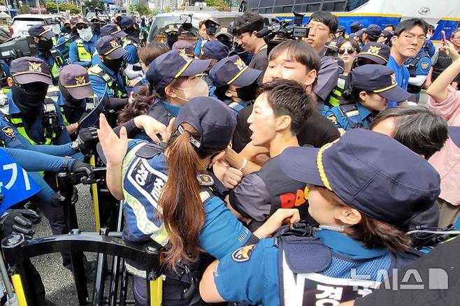 [대구=뉴시스] 이상제 기자 = 28일 '제16회 대구퀴어문화축제'의 본격적인 축제 시작에 앞서 주최 측과 경찰이 대치하고 있다. 2024.09.28. king@newsis.com