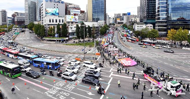 28일 오후 서울 중구 숭례문 앞에서 열린 '윤석열 정권 퇴진 시국대회' 참가자들이 용산 방향으로 행진하고 있다. 황진환 기자