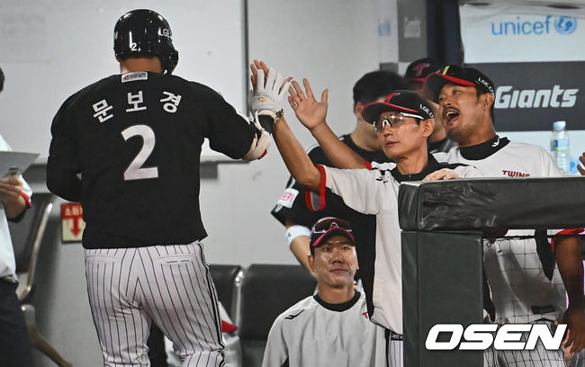 [OSEN=부산, 이석우 기자] 18일 부산 사직야구장에서 2024 신한 SOL 뱅크 KBO 리그 롯데 자이언츠와 LG 트윈스의 경기가 열렸다. 홈팀 롯데는 김진욱이 선발 출전하고 LG는 임찬규가 선발 출전했다.LG 트윈스 염경엽 감독이 8회초 1사 우월 동점 솔로 홈런을 친 문보경과 하이파이브를 하고 있다. 2024.09.18 / foto0307@osen.co.kr