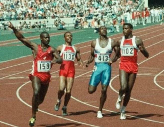 서울 올림픽 기간인 1988년 9월24일 잠실 주경기장에서 열린 남자 육상 100m 시합 광경. 캐나다 선수 벤 존슨(왼쪽)이 1위를 차지한 뒤 오른팔을 들어 자축하는 가운데 라이벌인 미국 선수 칼 루이스(오른쪽)가 믿을 수 없다는 듯한 표정으로 존슨을 바라보고 있다. 하지만 경기 사흘 뒤인 9월27일 IOC는 금지 약물 복용을 이유로 존슨의 금메달을 박탈했다. 세계일보 자료사진