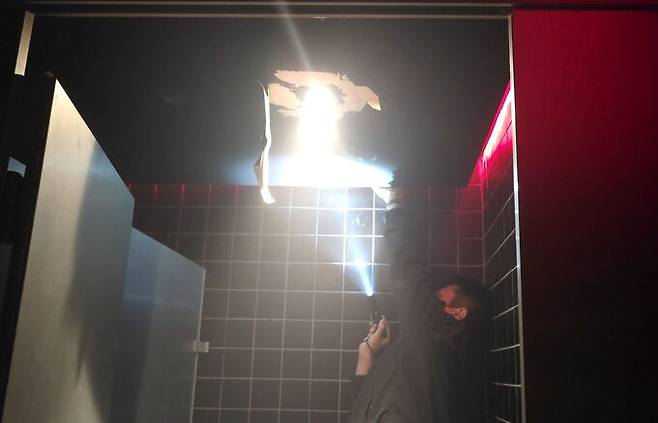 28일 오전 마약류 불시 단속에 나선 경찰이 서울 강남구 신사동 한 클럽 화장실 천장을 점검하고 있다. 윤솔 기자&nbsp;