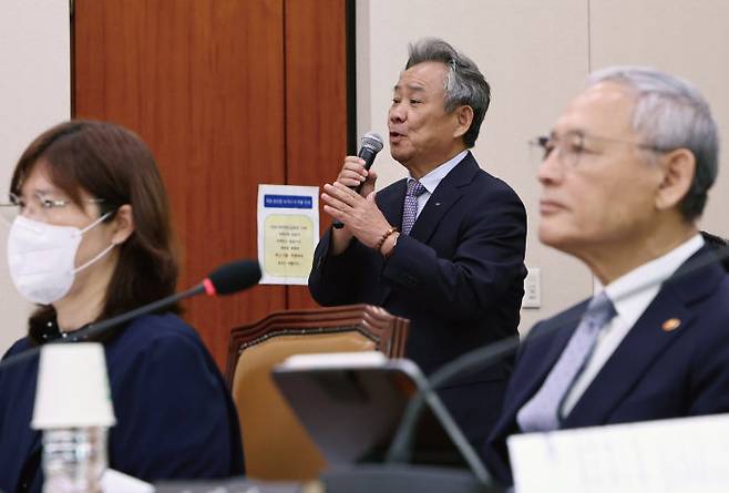 이기흥 대한체육회장이 8월 26일 서울 여의도 국회에서 열린 문화체육관광위원회 전체회의에서 질의에 답하고 있다. 앞줄은 문화체육관광부 장미란 2차관(왼쪽)과 유인촌 장관. [뉴스1]