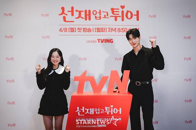 배우 김혜윤, 변우석이 3일 온라인으로 진행된 tvN 월화드라마 '선재 업고 튀어' 제작발표회에 참석해 포즈를 취하고 있다. /사진제공=CJENM 2024.04.03 /사진=이동훈