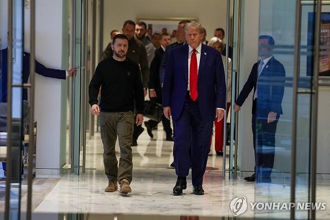 뉴욕서 만난 트럼프 전 대통령과 젤렌스키 우크라 대통령 (뉴욕 AFP=연합뉴스) 도널드 트럼프 전 미국 대통령과 볼로디미르 젤렌스키 우크라이나 대통령이 27일(현지시간) 뉴욕시 트럼프타워에서 회동하고 있다. 2024.9.27