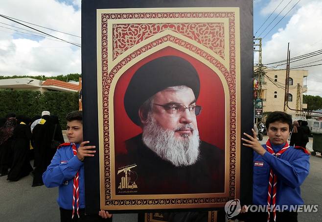 헤즈볼라 수장인 하산 나스랄라의 초상화를 든 레바논 보이스카우트 대원들 [로이터 연합뉴스. 재판매 및 DB 금지]