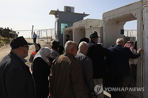 이스라엘-서안지구 검문소에서 줄서서 기다리는 팔레스타인인들 [EPA=연합뉴스 자료사진]