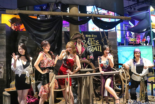 '용과 같이8 외전' 부스에는 시리즈에서 '캬바걸'로 등장한 실제 모델들이 등장해 캐릭터 '마지마 고로' 조형물과 함께 사진 촬영을 진행했습니다.