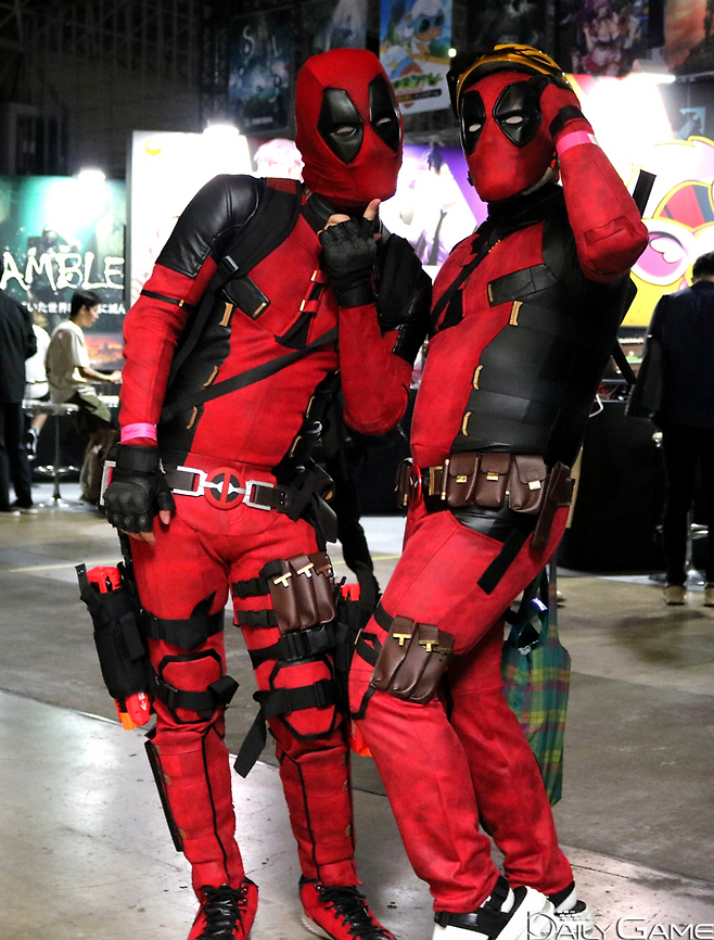 익살하면 빼놓을 수 없는 캐릭터 '데드풀'도 있었습니다.