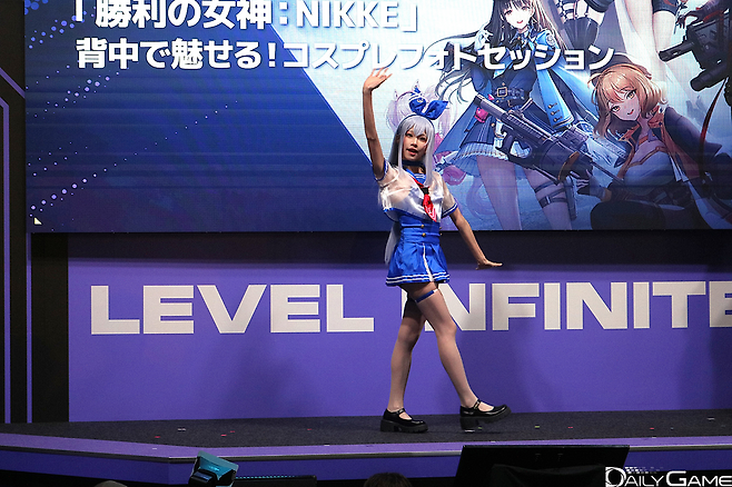 레벨 인피니트 부스에서는 시프트업의 '승리의 여신: 니케' 코스어들이 무대에 올라 이벤트를 선보였습니다.
