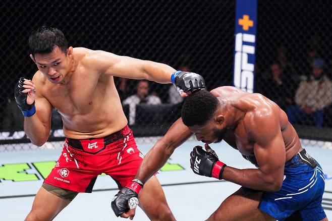 정다운(왼쪽)이 우마르 시와 펀치를 주고받고 있다. 사진=UFC