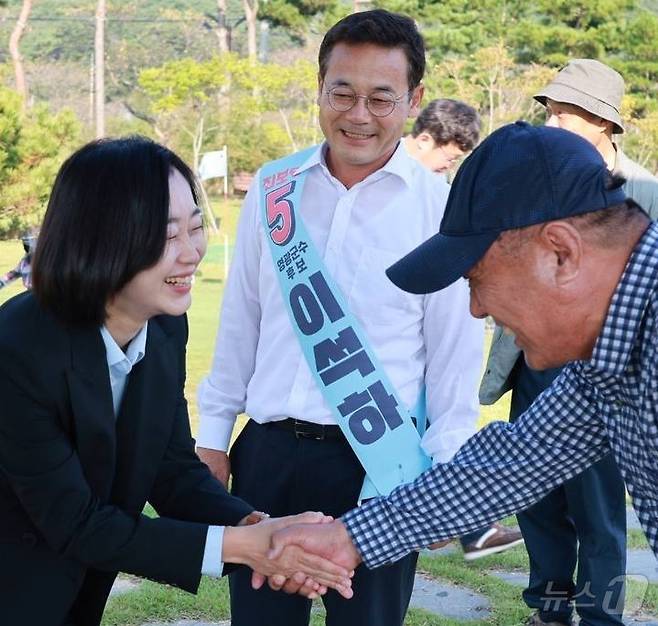 전남 영광군수 재선거에 출마한 이석하 후보를 지원하는 김재연 진보당 대표.(진보당 제공)2024.9.28./뉴스1