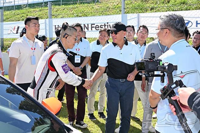 정의선 현대차그룹 회장이 28일 경기 용인 스피드웨이에서 열린 '현대 N 페스티벌' 4라운드 현장을 방문했다.(독자 제공)