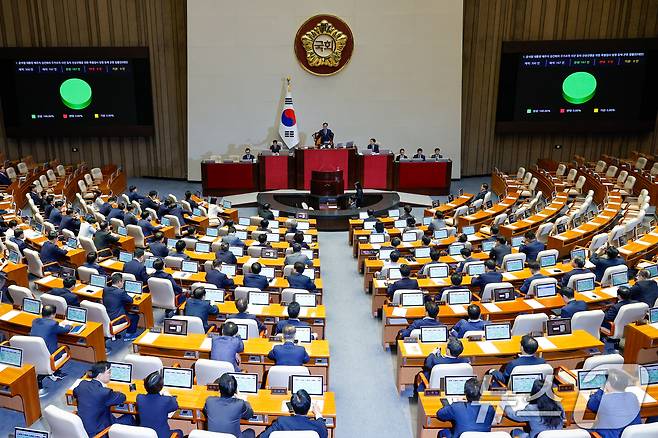 19일 오후 서울 여의도 국회에서 열린 제418회국회(정기회) 제8차 본회의에서 윤석열 대통령 배우자 김건희의 주가조작 사건 등의 진상규명을 위한 특별검사 임명 등에 관한 법률안(대안, 김건희 특검법)이 재적 300인, 재석 167인, 찬성 167인, 반대 0인, 기권 0인으로 통과되고 있다. 2024.9.19/뉴스1 ⓒ News1 안은나 기자