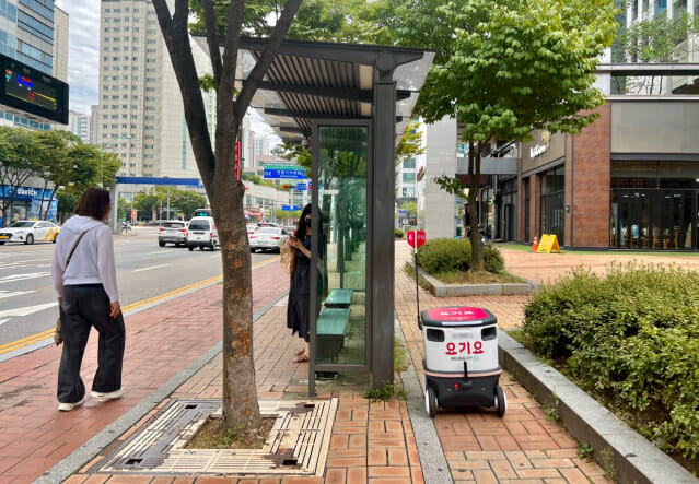 뉴빌리티X요기요 배달로봇 '뉴비'가 인천 송도 일대에서 배달 업무를 수행 중이다. (사진=지디넷코리아 신영빈 기자)