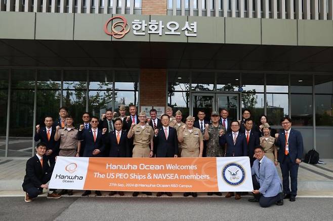 국 해군 함정사업을 주관하는 장성단이 27일 경기도 시흥에 위치한 한화오션 시흥R&D캠퍼스를 방문했다. 사진 첫번째줄 왼쪽 세번째부터 특수선 해외사업단장 정승균 부사장, 제품전략기술원장 손영창 부사장, 미국 해군 NAVSEA(Naval Sea Systems Command)  윌리엄 그린 제독(소장), 한화오션 김희철 사장, 토마스 앤더슨 제독(소장), 방위사업청 함정사업부장 신현승 준장, 특수선사업부장 어성철 사장이 기념사진을 촬영하고 있다. 사진제공=한화오션