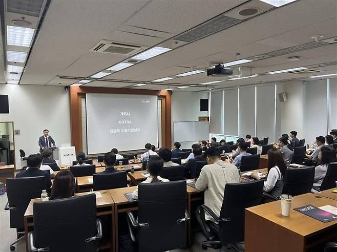 산업통상자원부와 코트라가 지난 25일 서울 강남구 코트라 본사에서 개최한 'EU 공급망 실사대응 컨설팅 기업 모집 설명회'에서 김관묵코트라 수출기업실장이 개회사를 하고 있다. [사진제공=코트라]