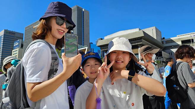 서울시의 건강 관리 앱 ‘손목닥터9988’을 이용해 걸으면서 포인트도 쌓았다는 김미영(왼쪽)씨 가족./박진성 기자