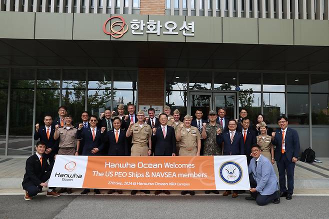 미국 해군 함정사업을 주관하는 장성단이 27일 경기도 시흥에 위치한 한화오션 시흥R&D캠퍼스를 방문했다. 사진 첫번째줄 왼쪽 세번째부터 특수선 해외사업단장 정승균 부사장, 제품전략기술원장 손영창 부사장, 미국 해군 NAVSEA 윌리엄 그린 제독(소장), 한화오션 김희철 사장, 토마스 앤더슨 제독(소장), 방위사업청 함정사업부장 신현승 준장, 특수선사업부장 어성철 사장. 한화오션