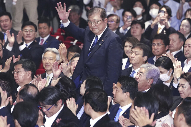 이시바 시게루 일본 자민당 전 간사장이 27일 자민당 총재 선거에서 승리한 뒤 손을 들어 인사하고 있다.  도쿄/AP 연합뉴스