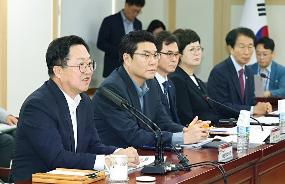 이장우 대전시장이 ‘2024 대전 0시 축제 성과보고회’를 주재하고 있다.[사진=대전시]