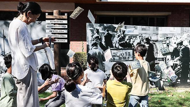 학생들이 ‘삐라 줍기’ 활동을 체험하고 있다. 송봉근 기자