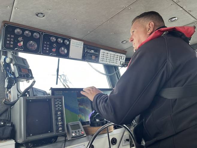 경비선을 운항하는 크레이그 무어 선장(사진=한경제 기자)