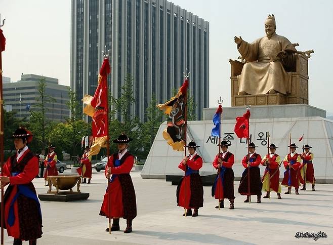 서울 광화문광장 세종대왕 동상 앞에서 수문장 교대의식이 벌어지고 있다. 위키피디아