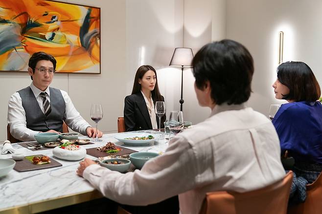 허진호 감독의 영화 <보통의 가족>은 두 상류층 가족이 자식의 범죄를 알게 됐을 때 가치관의 충돌을 통해 ‘윤리의 서스펜스’를 만들어낸다. 하이브미디어코프·마인드마크 제공