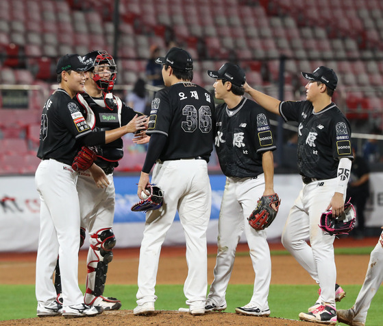 The KT Wiz celebrate winning after their 10-4 victory over the NC Dinos in Suwon, Gyeonggi, on Sep. 12. [NEWS1]