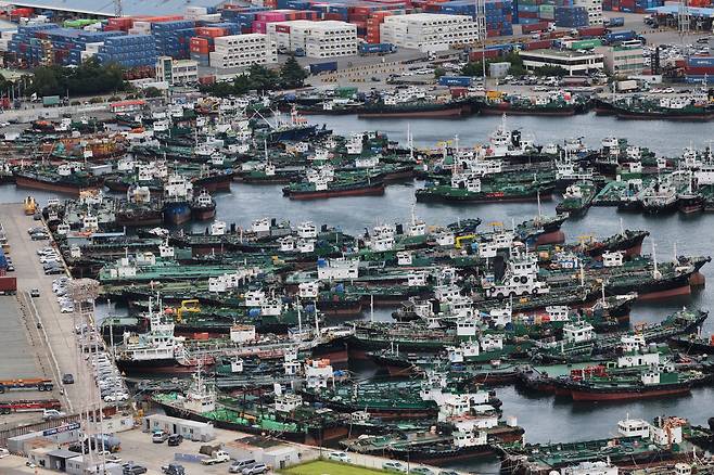 Ships taking shelter at Busan Port's Pier Five after typhoon SanSan made landfall on the Japanese mainland on Sunday. [JOONGANG ILBO]