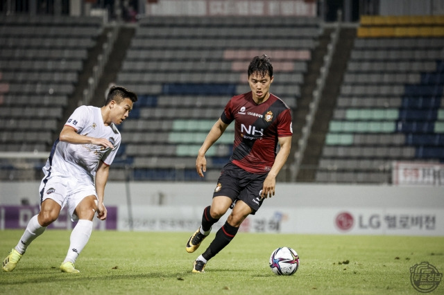 윤주태(오른쪽). 한국프로축구연맹 제공