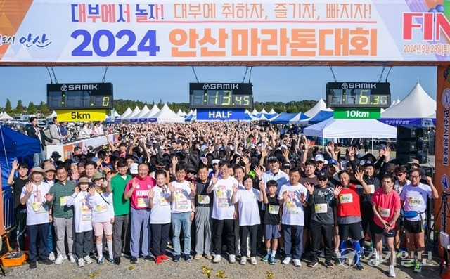 28일 안산시 대부바다향기테마파크에서 열린 2024 안산마라톤대회에서 이민근 안산시장, 박해철·김현 국회의원, 신항철 경기일보 대표이사 회장 등 내빈들과 참가자들이 기념촬영을 하고 있다. 윤원규기자