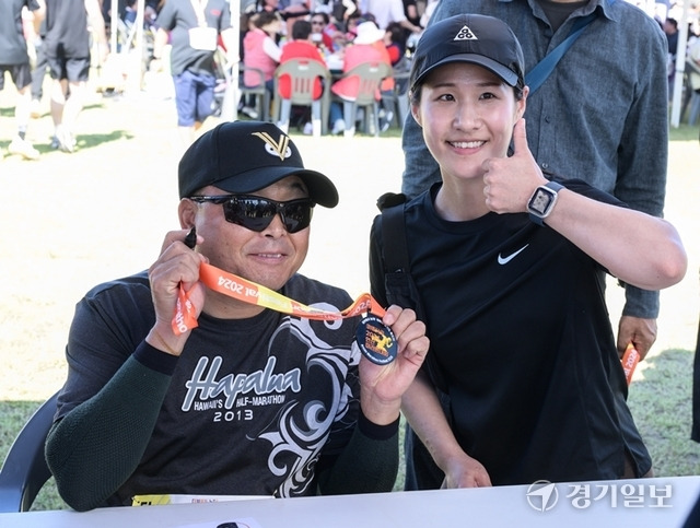 28일 안산시 대부바다향기테마파크에서 열린 2024 안산마라톤대회에서 국민 마라토너 이봉주 선수가 팬사인회를 하고 있다. 윤원규기자